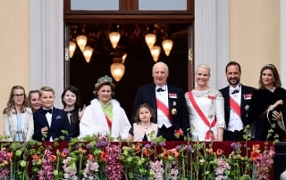 Norwegian Royal family standing on the Palace balcony