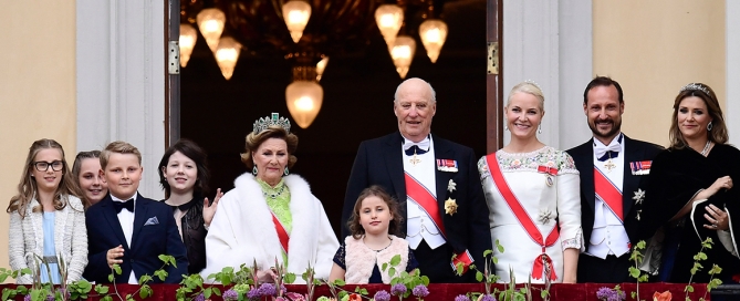 Norwegian Royal family standing on the Palace balcony