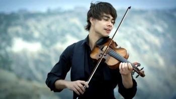 Alexander Rybak plays violin